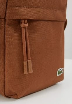 Lacoste VERTICAL CAMERA BAG - Sac Bandoulière - Otter -Lacoste Soldes Magasin 0d33fba3fe954983a0df6e1bc85b6753