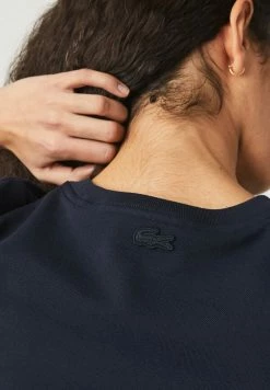 Lacoste DAMES - T-shirt Imprimé - Bleu Marine -Lacoste Soldes Magasin 19de7b90e8784c9d9c19a65957d77b9b