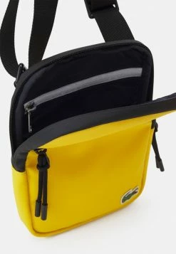 Lacoste UNISEX - Sac Bandoulière - Genet Noir -Lacoste Soldes Magasin 2bb066822c344bac829d9fa93e0e6ae2