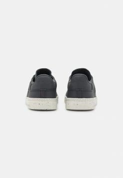 Lacoste COURT - Baskets Basses - Dark Grey/off White -Lacoste Soldes Magasin 30f9a333fb3548b18f5d9f0163fcf02b