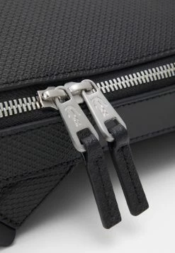 Lacoste CHANTACO - Mallette - Noir -Lacoste Soldes Magasin 35b72180bbec4a6c9d8067dccddf7242