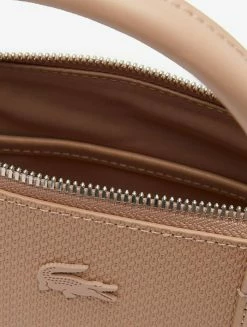 Lacoste À POIGNÉES - Sac à Main - Amande -Lacoste Soldes Magasin 367c8f72f8e342afa37876d4e941f3c7