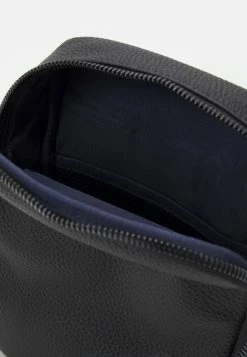 Lacoste SOFT MATE - Sac Bandoulière - Noir -Lacoste Soldes Magasin 39c4ebf7d03440dbbe492caccaf7b77c