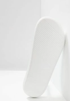 Lacoste CROCO SLIDE - Sandales De Bain - White -Lacoste Soldes Magasin 3cf0819d32e74ec8bd402ecc3e2f4d05