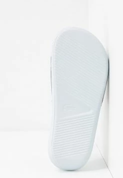 Lacoste CROCO SLIDE - Sandales De Bain - White/navy/red -Lacoste Soldes Magasin 40941508daff4ad2955b68257b9ff846