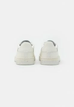 Lacoste COURT - Baskets Basses - Off White -Lacoste Soldes Magasin 445aa966a4d44045b454a9db3c601a78