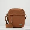 Lacoste VERTICAL CAMERA BAG - Sac Bandoulière - Otter