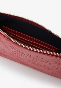 Lacoste Pochette - Allover Embossed Rouge -Lacoste Soldes Magasin 6732abd9b1294f54af1243375771313c