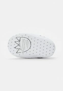 Lacoste SIDELINE CRIB CUB - Chaussons Pour Bébé - White/navy -Lacoste Soldes Magasin 6a0c9294cc8b4bd484d70863fe96689b