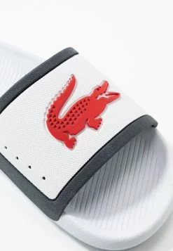 Lacoste CROCO SLIDE - Sandales De Bain - White/navy/red -Lacoste Soldes Magasin 6a4ab9b932ed46818e13a98103143290