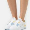 Lacoste COURTCAGE EXCLUSIVE - Baskets Basses - White/pink