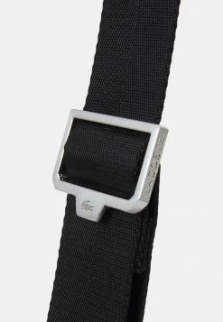 Lacoste THE BLEND UNISEX - Sac Bandoulière - Noir/gris -Lacoste Soldes Magasin 7732a746c2cf4582ab6810dc807023bc