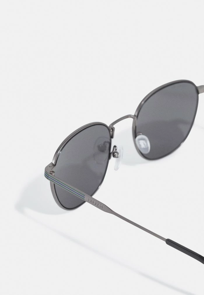 Lacoste UNISEX - Lunettes De Soleil - Semimatte Dark Gunmetal 3 Lacoste UNISEX - Lunettes De Soleil - Semimatte Dark Gunmetal – Image 3
