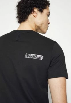 Lacoste EXCLUSIVE - T-shirt Imprimé - Black -Lacoste Soldes Magasin 8d9e22d565134100b54508d39f1f9a9c