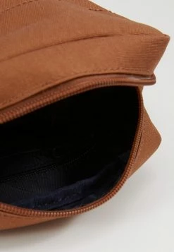 Lacoste VERTICAL CAMERA BAG - Sac Bandoulière - Otter -Lacoste Soldes Magasin 8eaab0351a384ec9b537ab62b5526dd2