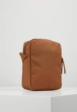 Lacoste VERTICAL CAMERA BAG - Sac Bandoulière - Otter -Lacoste Soldes Magasin 941846514bc048efa8ac3bd17553856f