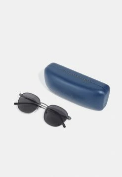 Lacoste UNISEX - Lunettes De Soleil - Semimatte Dark Gunmetal 8 Lacoste UNISEX - Lunettes De Soleil - Semimatte Dark Gunmetal -Lacoste Soldes Magasin a570dde83d8a4c55a3e7e66eecc4cc92