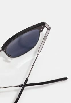 Lacoste Lunettes De Soleil - Dark Grey -Lacoste Soldes Magasin a9d356c72ff94f96bf494a9a0b2358e0