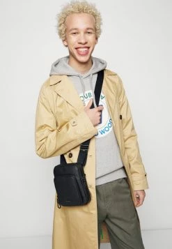 Lacoste SOFT MATE - Sac Bandoulière - Black -Lacoste Soldes Magasin b53b619047e04eee85f2888727a91f78