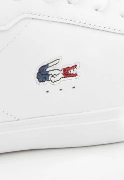 Lacoste POWERCOURT - Baskets Basses - White/navy/red -Lacoste Soldes Magasin b7dd55cdfec44154b15c21ebe2b00549