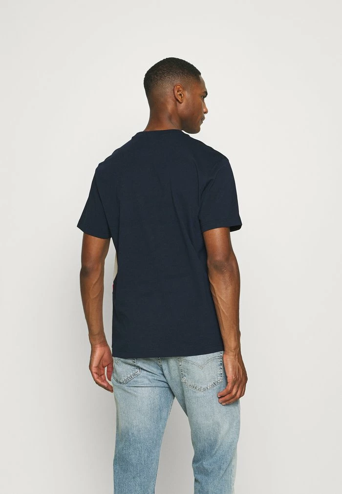 Lacoste T-shirt Imprimé - Marine Viennois-rouge 3 Lacoste T-shirt Imprimé - Marine Viennois-rouge – Image 3