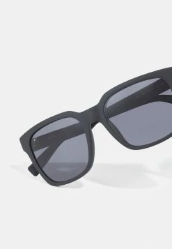 Lacoste Lunettes De Soleil - Matte Black -Lacoste Soldes Magasin cf750a29f75643028a4c0ba68bdcd48c