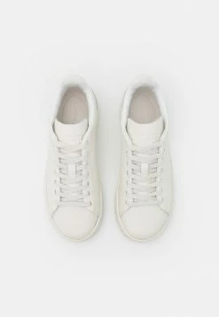 Lacoste COURT - Baskets Basses - Off White -Lacoste Soldes Magasin d1bb3f3a1dfb455a9fa769adcf54e975