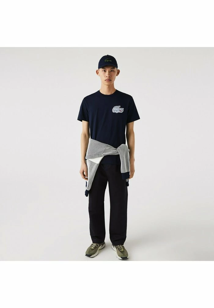 Lacoste T-shirt Imprimé - Bleu Marine 2 Lacoste T-shirt Imprimé - Bleu Marine – Image 2