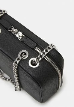 Lacoste NF3391NL - Sac Bandoulière - Black -Lacoste Soldes Magasin ee5b1c1f26fa44bebc5ca3343fffb559