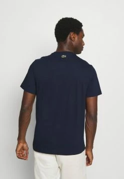Lacoste T-shirt Imprimé - Navy Blue 9 Lacoste T-shirt Imprimé - Navy Blue -Lacoste Soldes Magasin fa00e21e8ac24d77bc16a6b2e2e2bab9